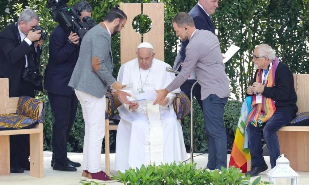 Ένας Ισραηλινός και ένας Παλαιστίνιος αγκαλιάστηκαν μπροστά στον Πάπα Φραγκίσκο